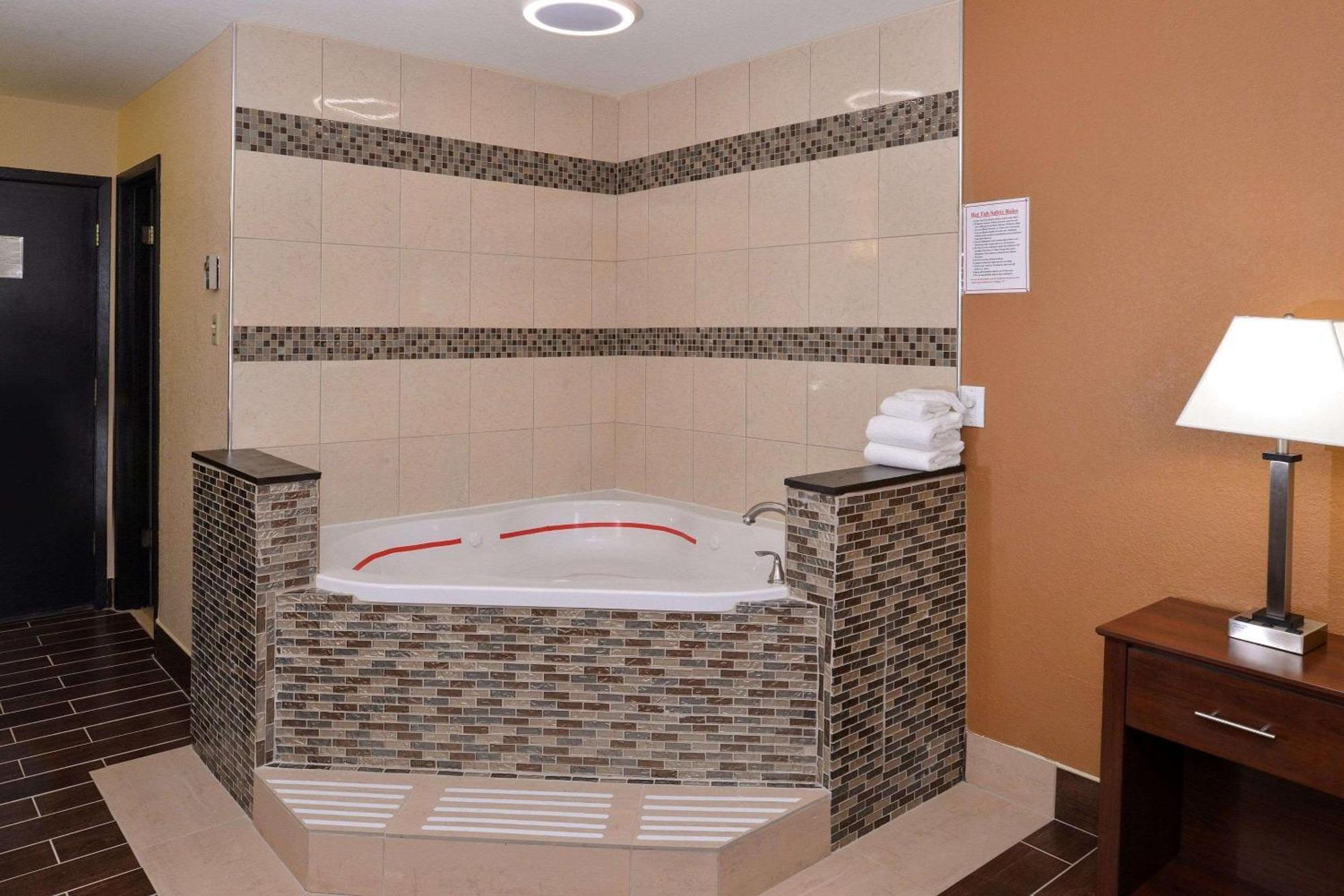 אפלטון Quality Inn מראה חיצוני תמונה